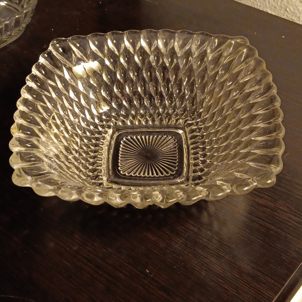 SQUARE GLASS PATTERNED BOWL